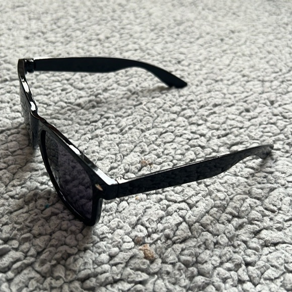 Classic Style Polarized Unisex Sunglasses - Picture 7 of 9